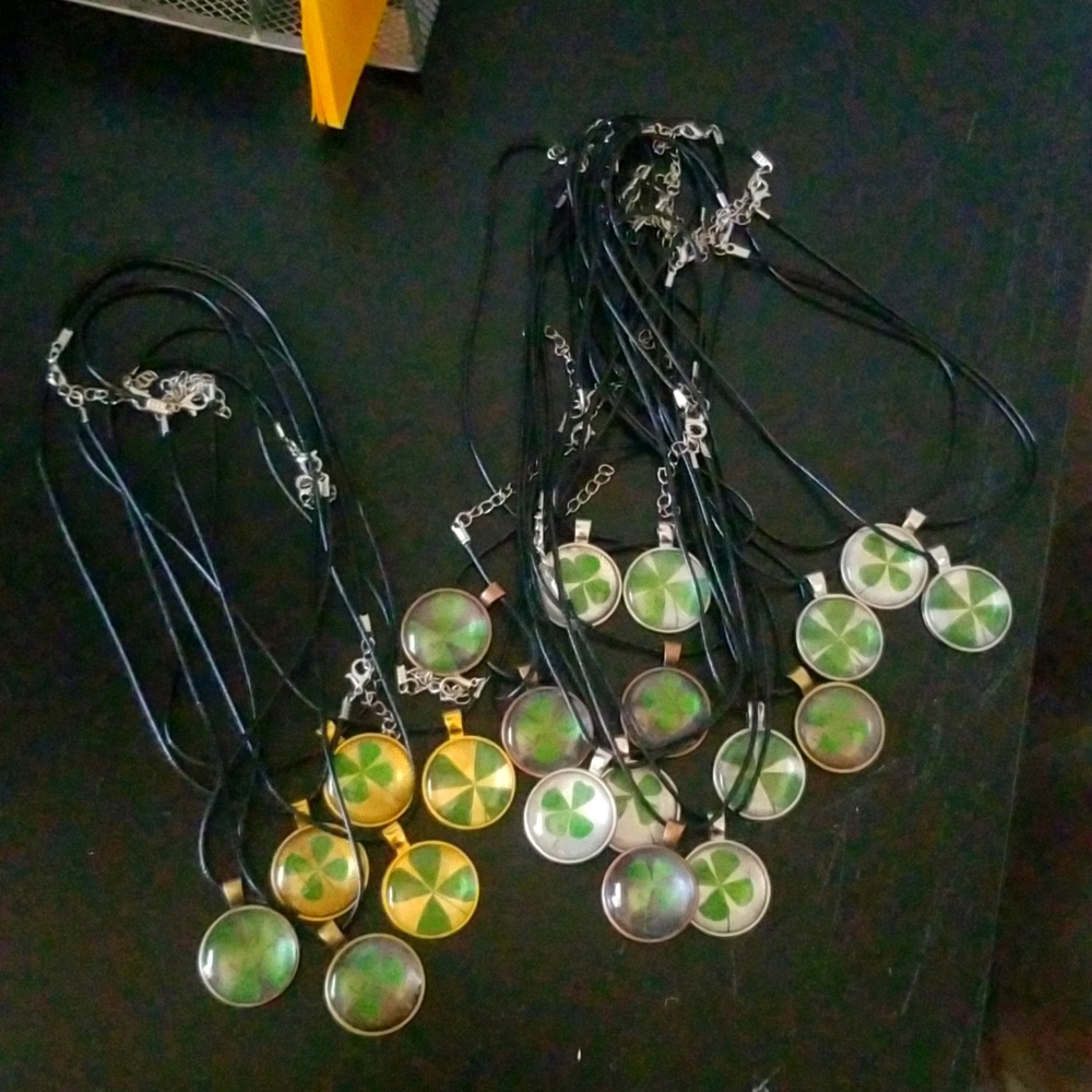 Hand made real clover leaf necklace note (8$  per necklace